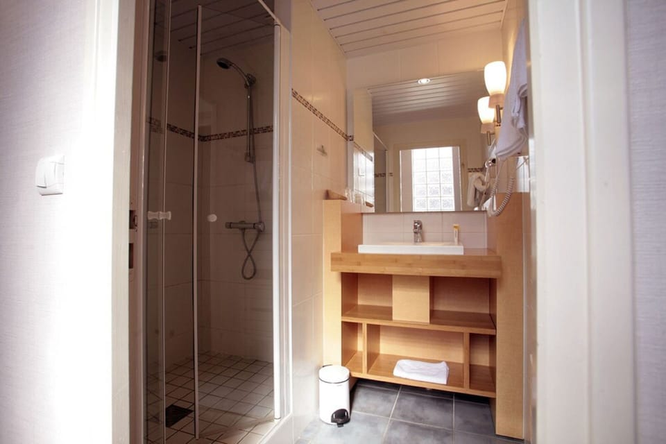 Double Room (Mimosa) | Bathroom | Free toiletries, hair dryer, towels