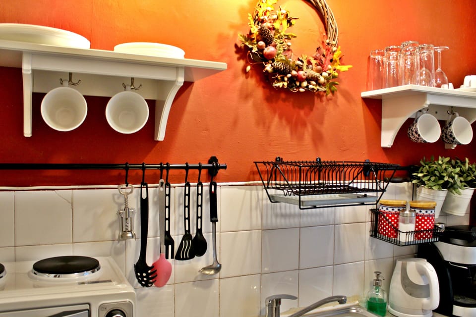 Traditional Studio Suite, City View, Corner | Private kitchen | Fridge, oven, stovetop, espresso maker