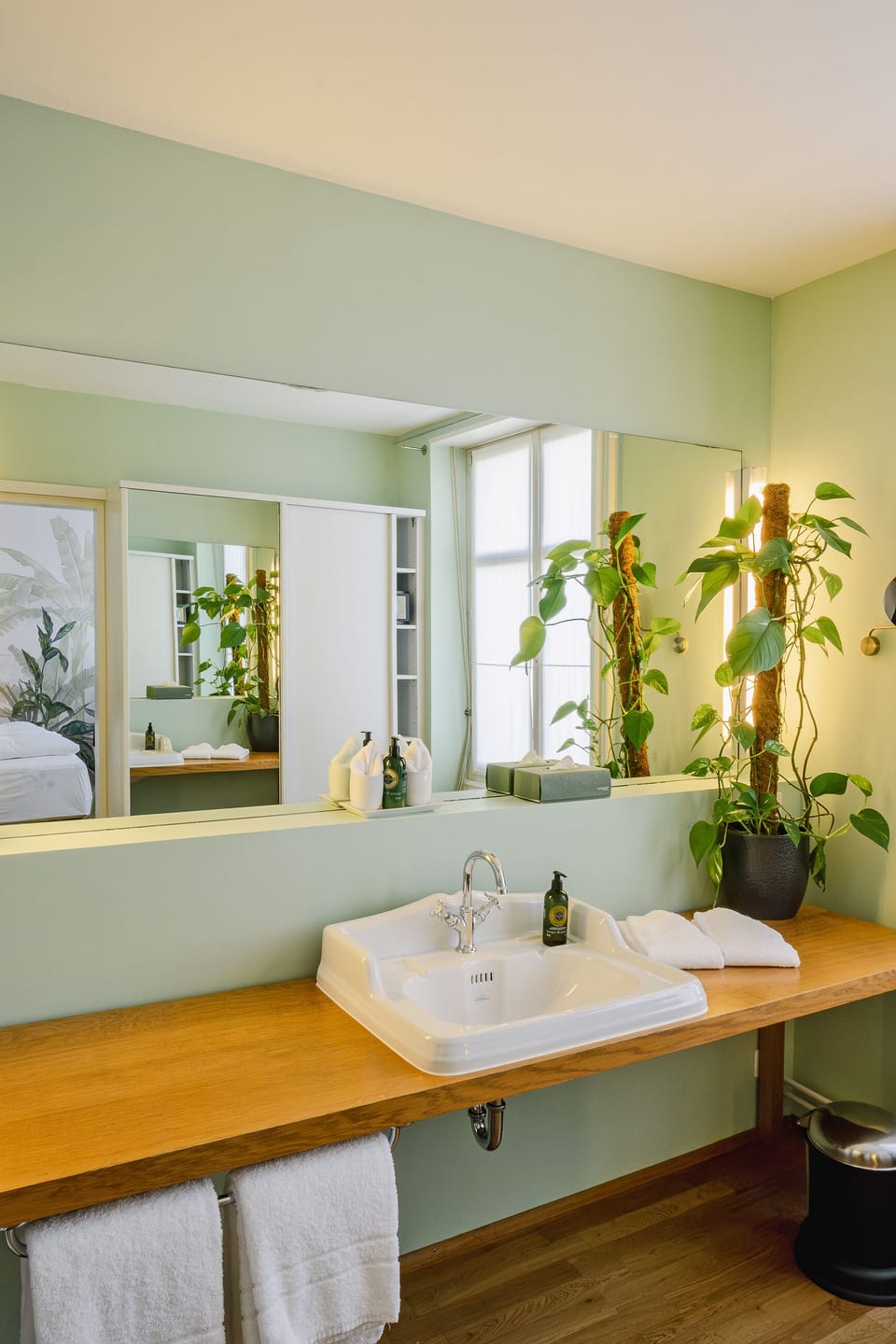 Superior Double Room, 1 Queen Bed, Non Smoking | Bathroom | Designer toiletries, hair dryer, slippers, towels