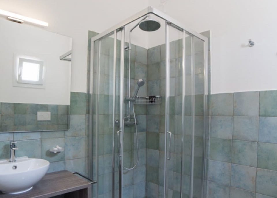 Shower, rainfall showerhead, free toiletries, hair dryer