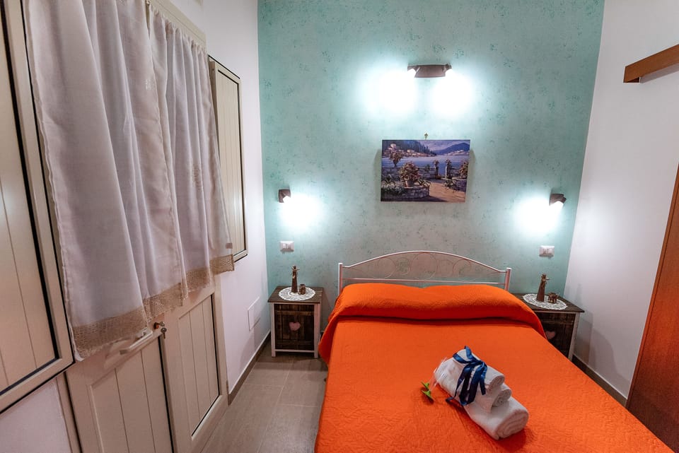 Double Room | Desk, free WiFi, bed sheets