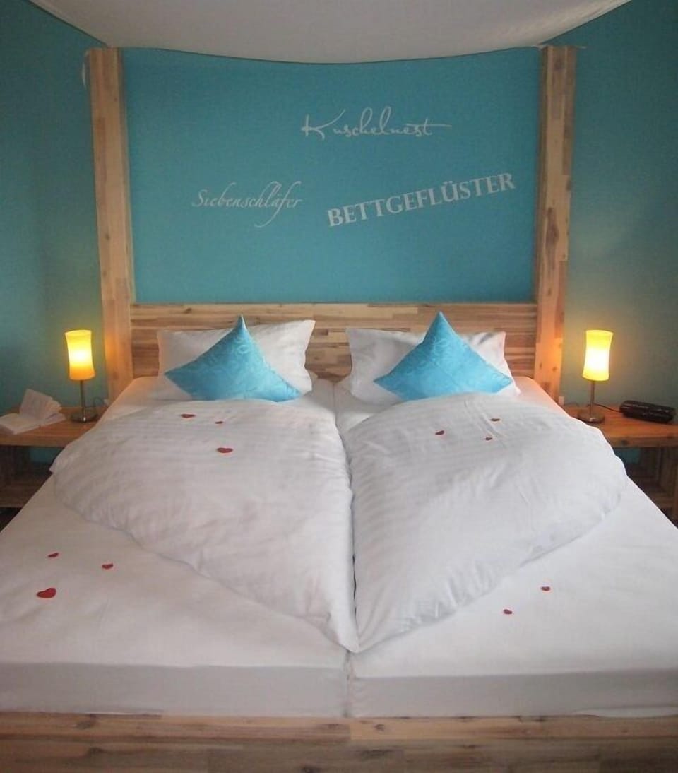 Double Room, Annex Building | Individually decorated, individually furnished, desk, iron/ironing board