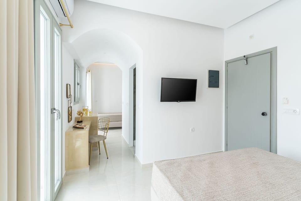 Suite (King) | In-room safe, desk, soundproofing, iron/ironing board