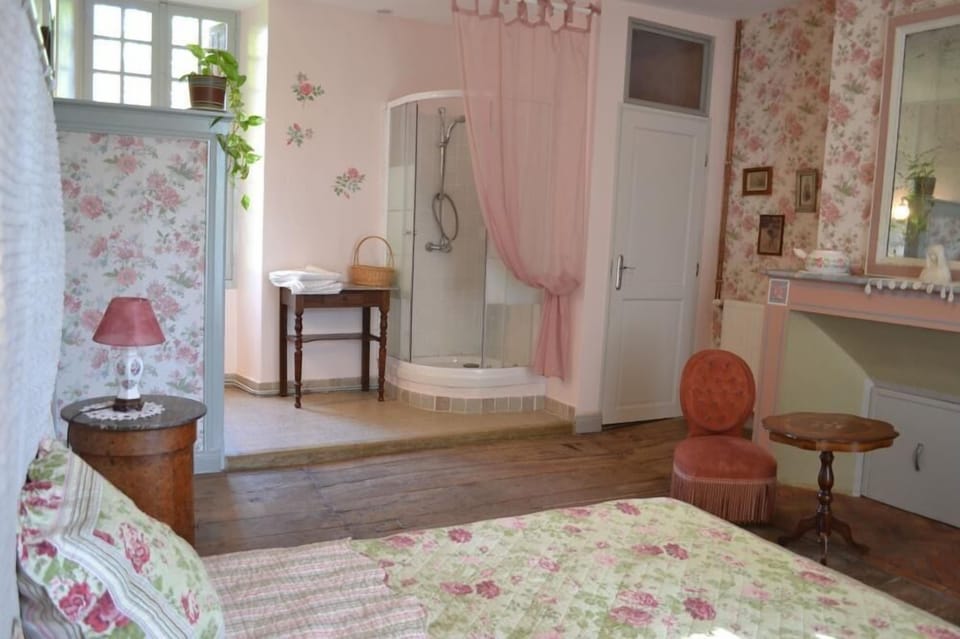 Family Suite | Bathroom | Deep soaking tub, free toiletries, hair dryer, bathrobes