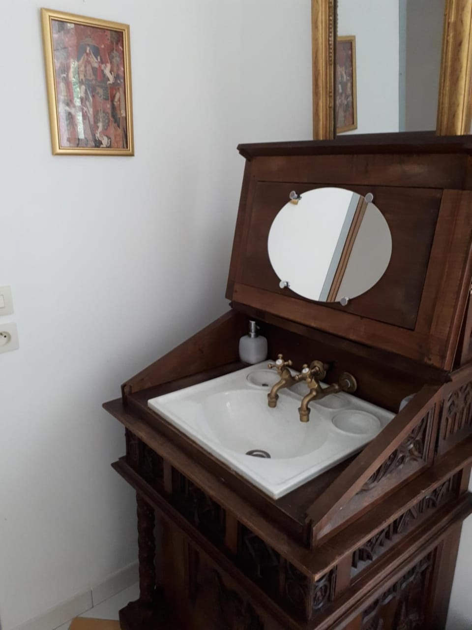 Deep soaking tub, free toiletries, hair dryer, bathrobes