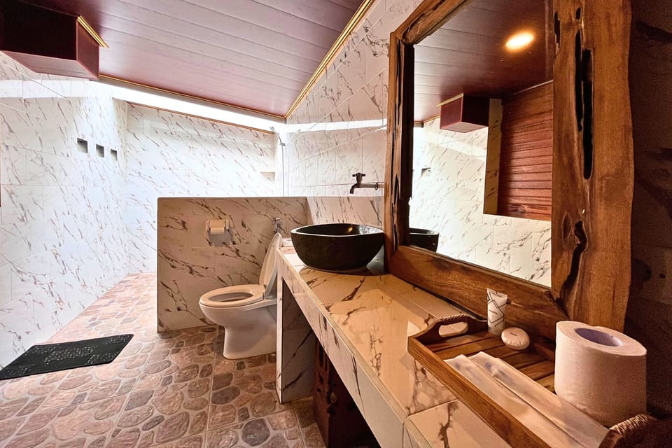 Lumbung Villa with Mountain View | Bathroom | Shower, hydromassage showerhead, free toiletries, towels