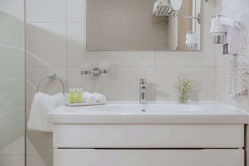 Penthouse, Sea View | Bathroom | Shower, free toiletries, hair dryer, towels