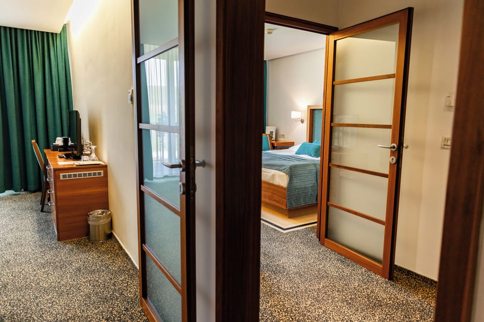 Apartment, 2 Bedrooms | Hypo-allergenic bedding, minibar, in-room safe, desk