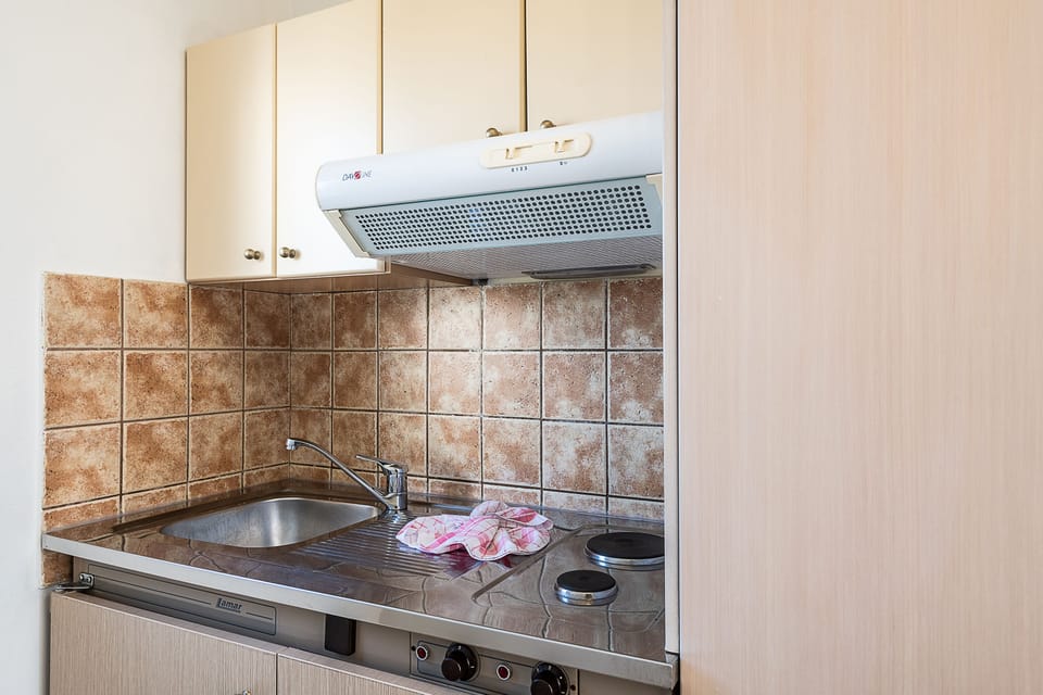 Coffee/tea maker, fridge, electric kettle