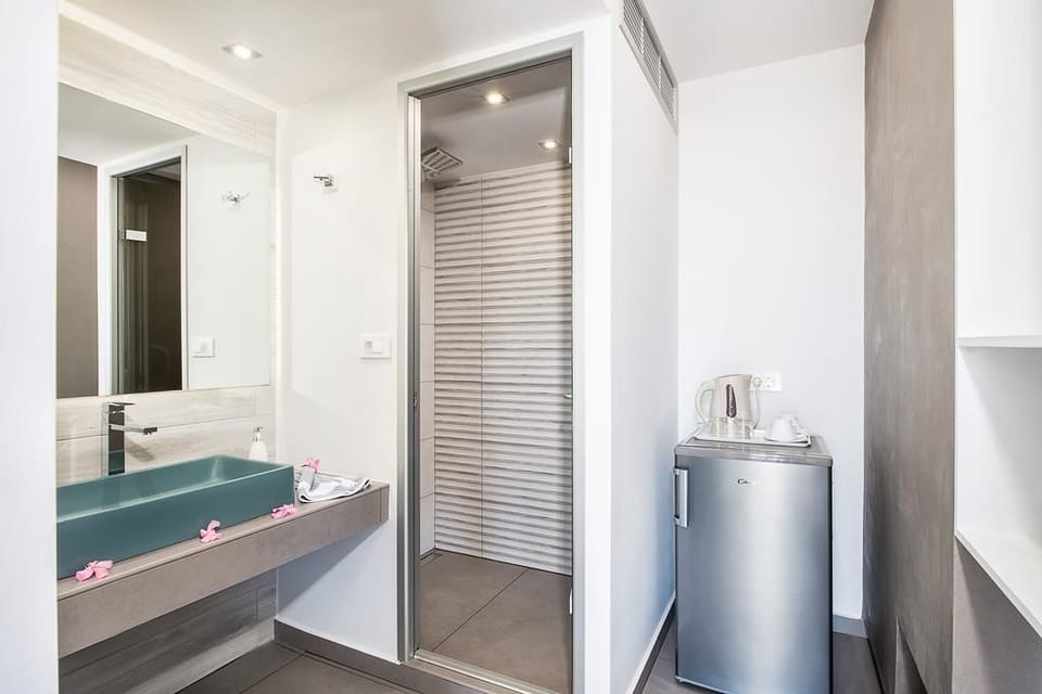 Premium bedding, pillowtop beds, in-room safe, individually decorated