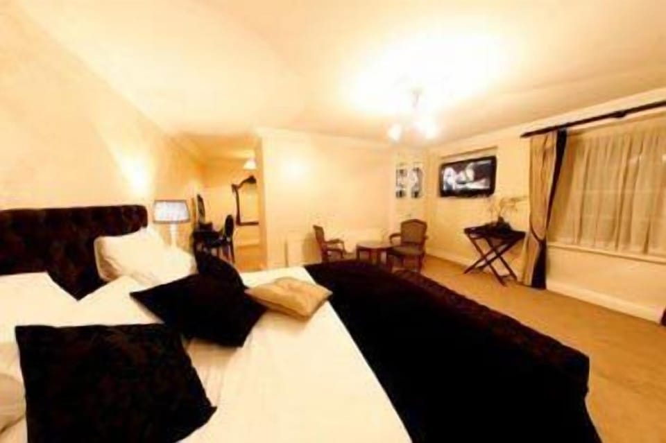 Iron/ironing board, rollaway beds, free WiFi