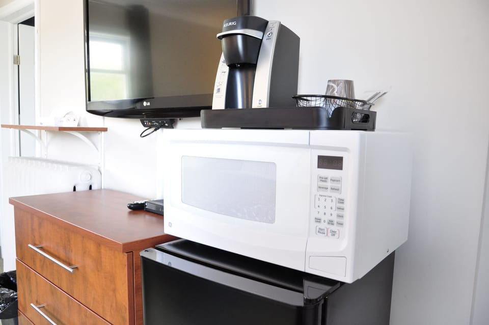 Deluxe Room, 1 Queen Bed, Non Smoking, Refrigerator & Microwave | Microwave