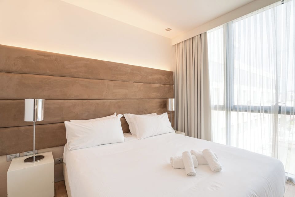 Premium Room | Bathroom | Shower, hair dryer, bidet, towels