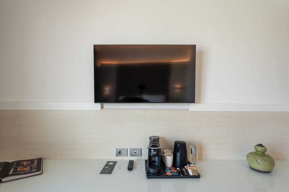 Premium Room | Minibar, in-room safe, soundproofing, WiFi (free)