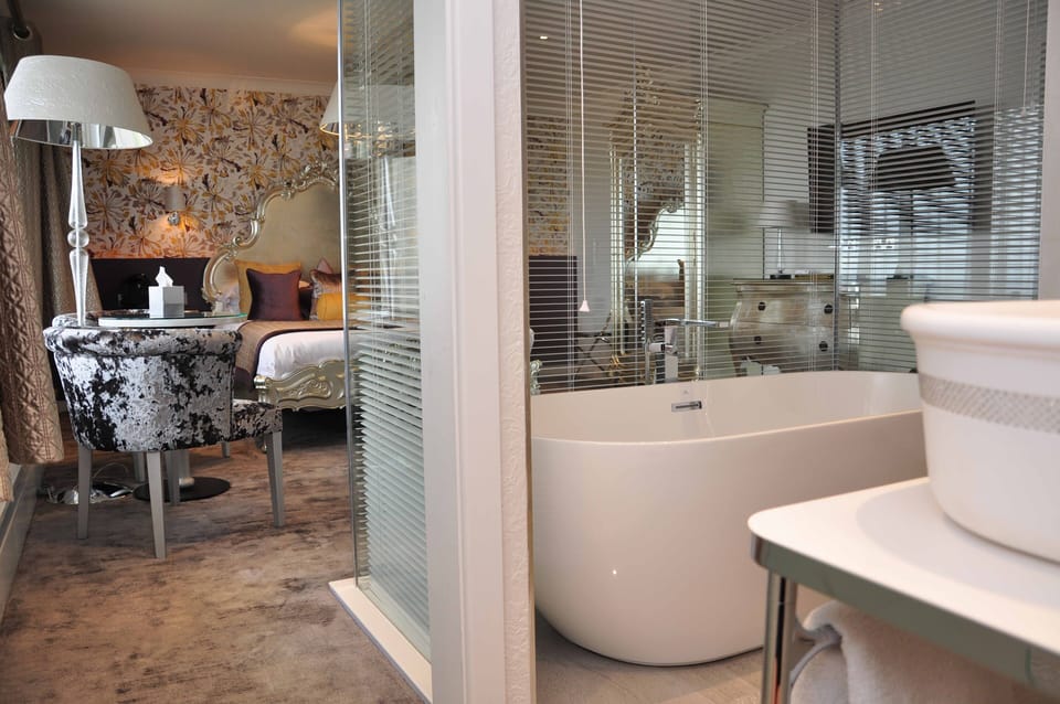 Luxury Double Room | Bathroom | Free toiletries, hair dryer, towels