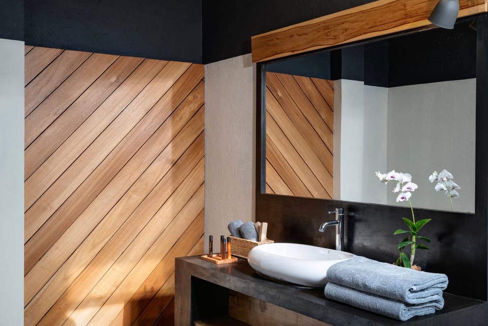 Ocean View Suite | Bathroom | Shower, rainfall showerhead, free toiletries, hair dryer