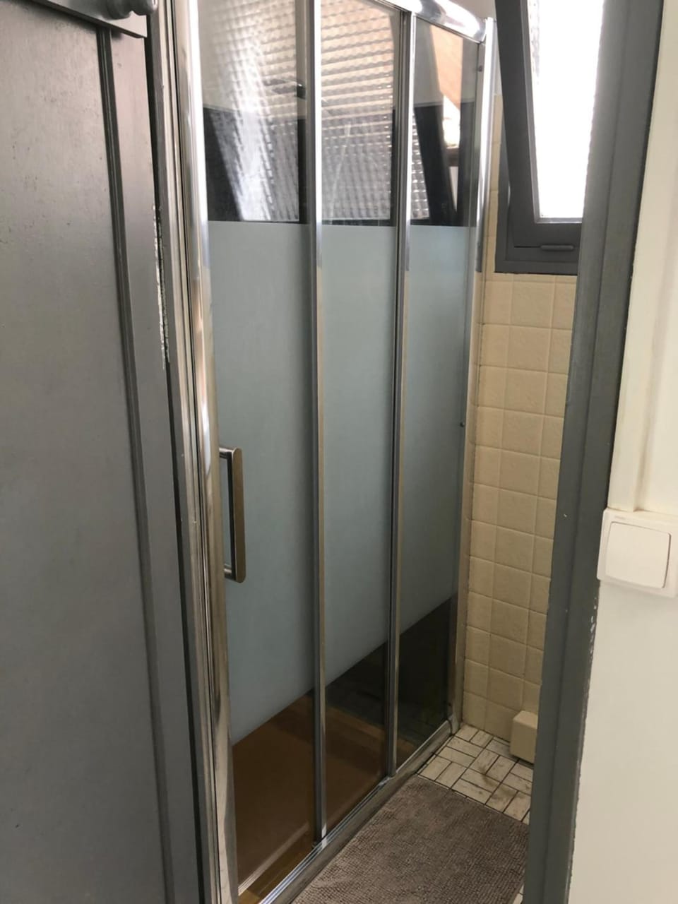 Shower, free toiletries, towels