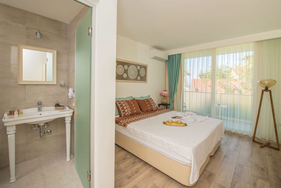 Standard Room, 1 Queen Bed, Balcony, Sea Facing (11) | Minibar, individually decorated, individually furnished, soundproofing