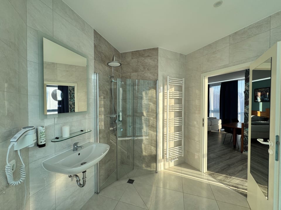 Shower, hair dryer, towels, shampoo