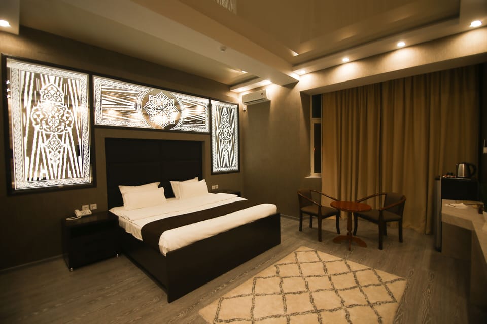 Signature Suite, 1 King Bed | In-room safe, desk, laptop workspace, soundproofing