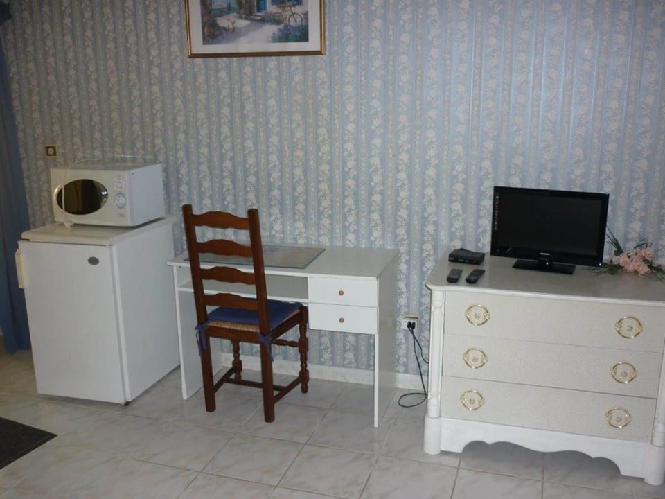 Double Room | Minibar, desk, soundproofing, rollaway beds