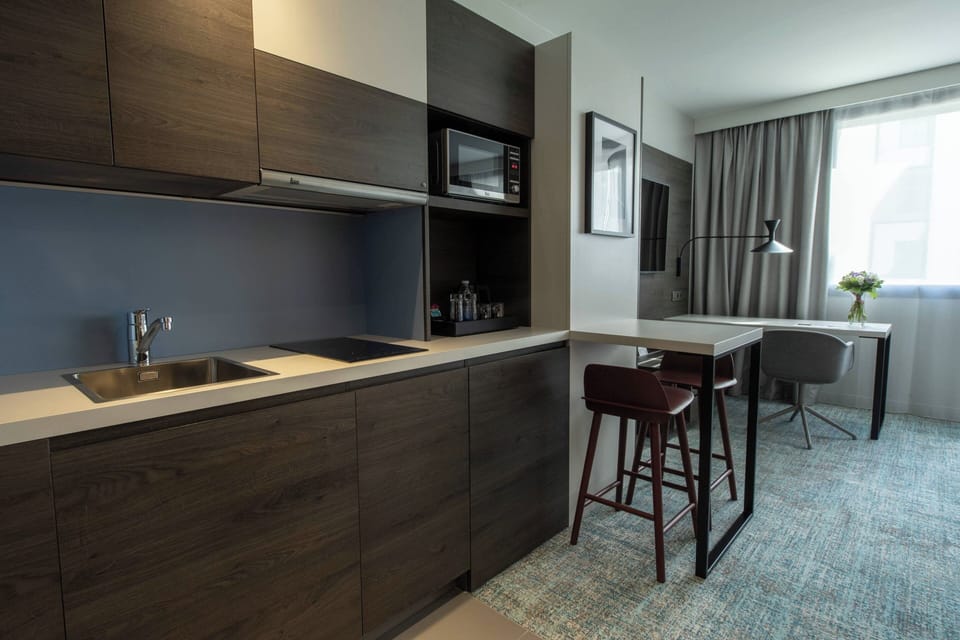 Full-size fridge, microwave, stovetop, dishwasher