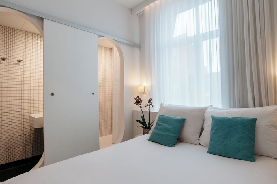 Basic Double Room | Bathroom | Hair dryer, towels, soap, shampoo