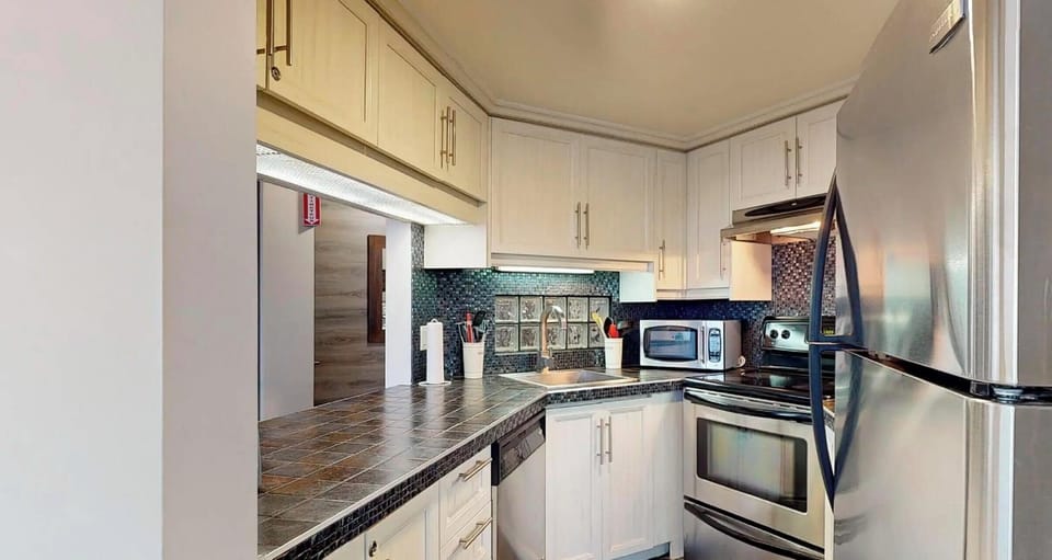 Apartment, 2 Bedrooms (Ski-in/Ski-out) | Private kitchen | Fridge, microwave, toaster, cookware/dishes/utensils