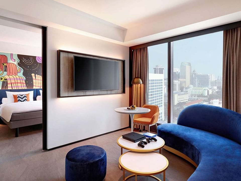 Family Room, 1 King Bed | Minibar, in-room safe, desk, soundproofing