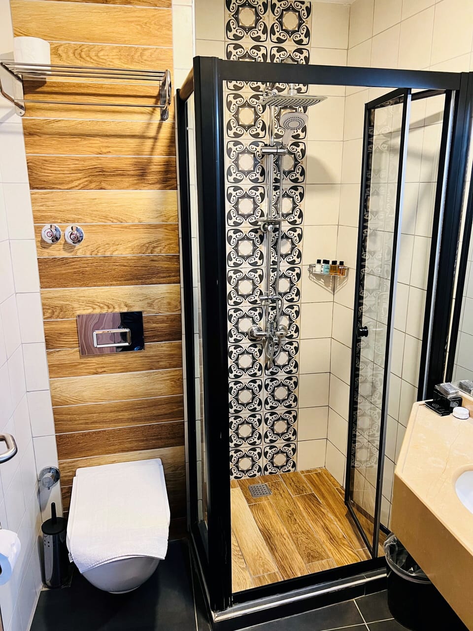 Shower, hydromassage showerhead, free toiletries, hair dryer