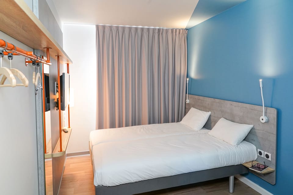 Twin Room, 2 Twin Beds | Desk, soundproofing, free WiFi, bed sheets