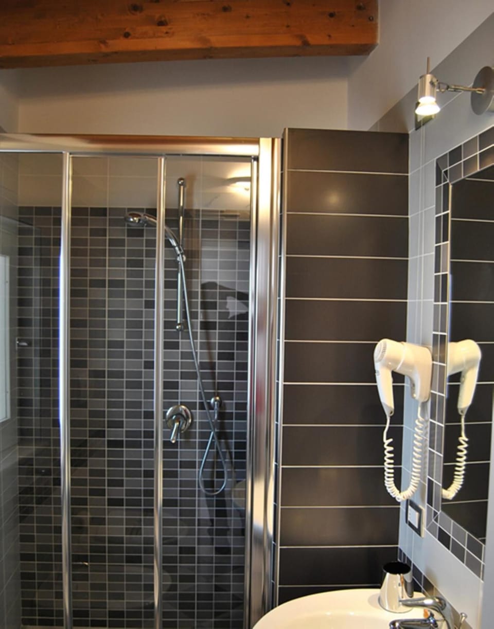 Shower, rainfall showerhead, free toiletries, hair dryer