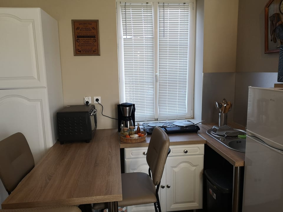 Classic Studio, Non Smoking, Kitchenette | Private kitchen | Shared fridge, coffee/tea maker, electric kettle