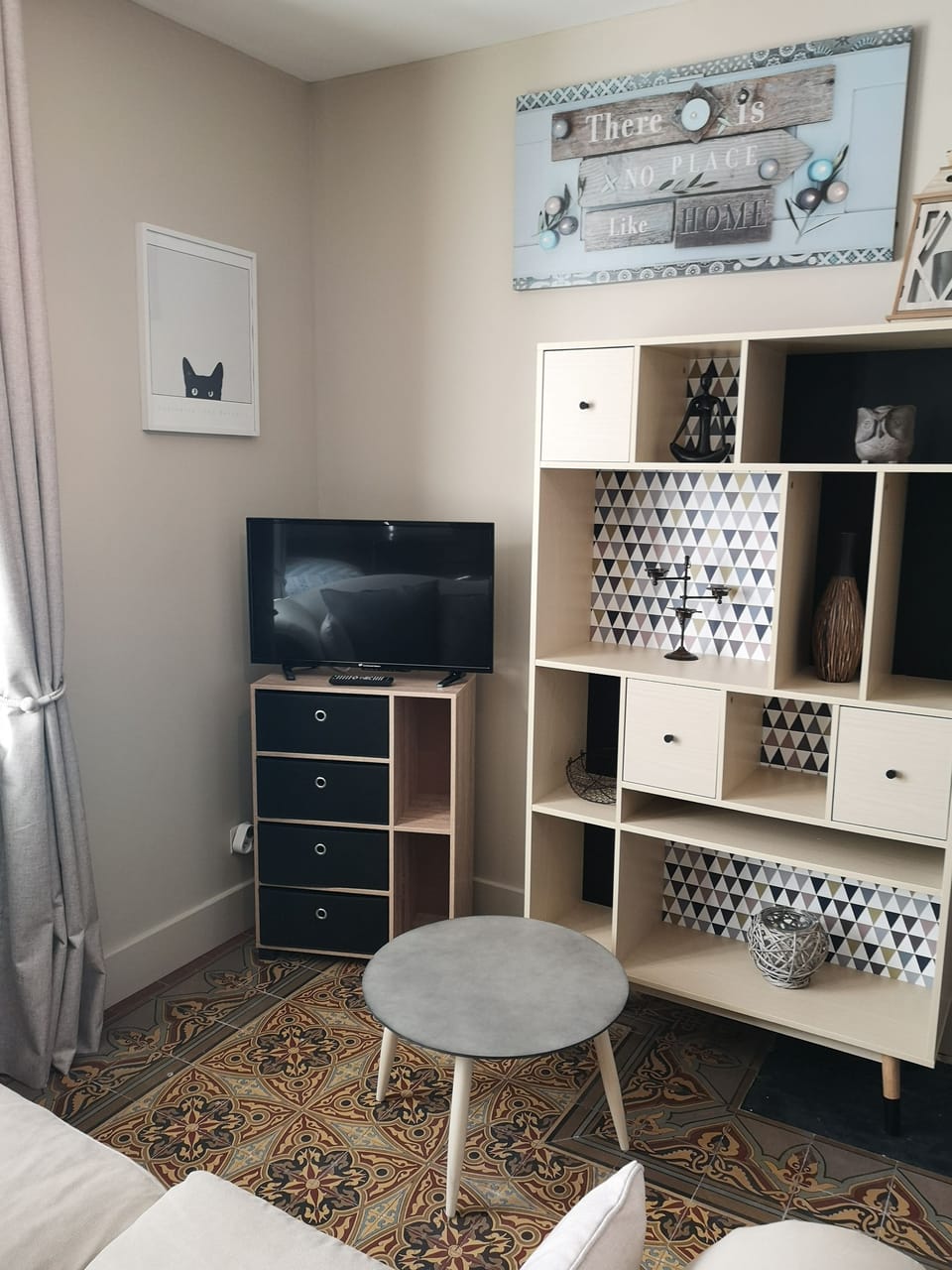 Classic Studio, Non Smoking, Kitchenette | Living area | TV