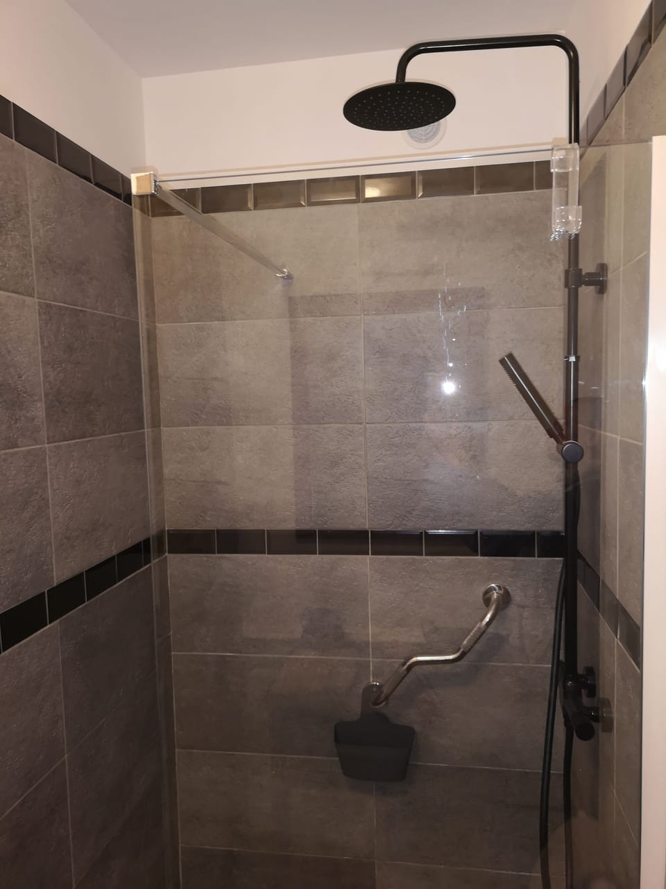 Classic Studio, Non Smoking, Kitchenette | Bathroom shower