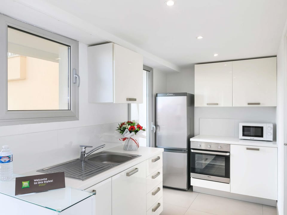 1 bedroom, premium bedding, desk, soundproofing