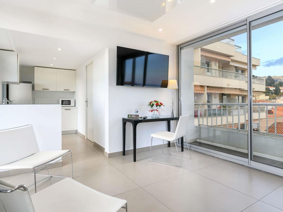 1 bedroom, premium bedding, desk, soundproofing