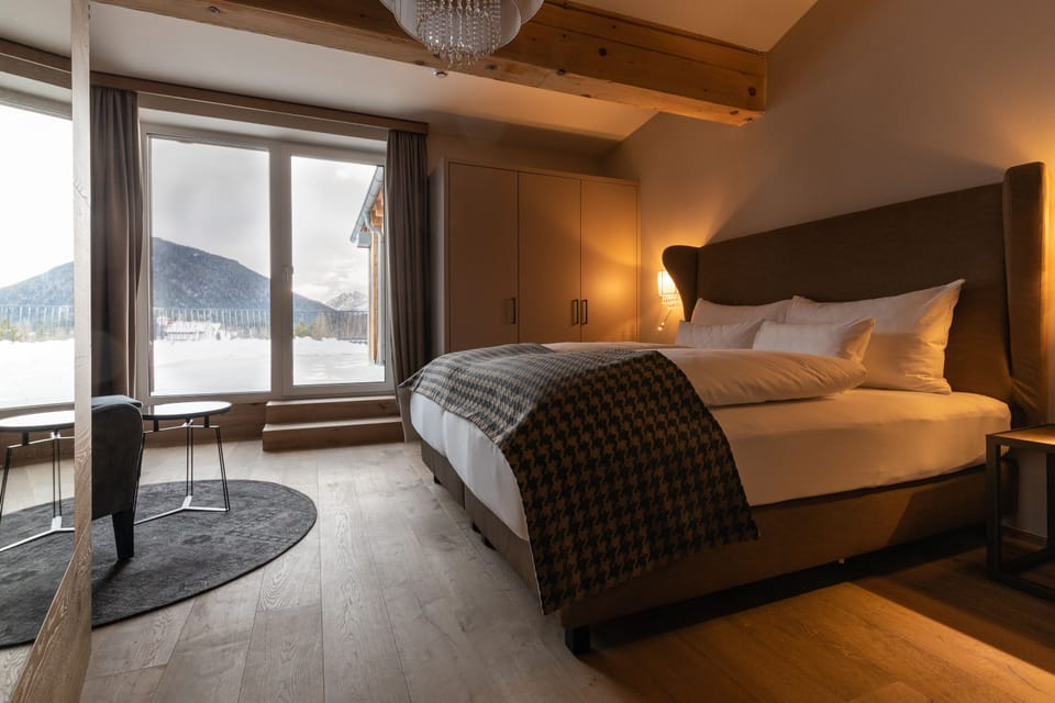 Mastersuite Deluxe | Hypo-allergenic bedding, down comforters, minibar, in-room safe