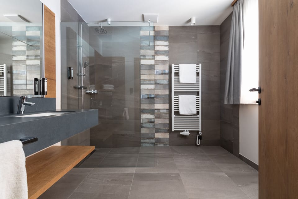 Deluxe Double Room | Bathroom | Shower, hydromassage showerhead, free toiletries, hair dryer