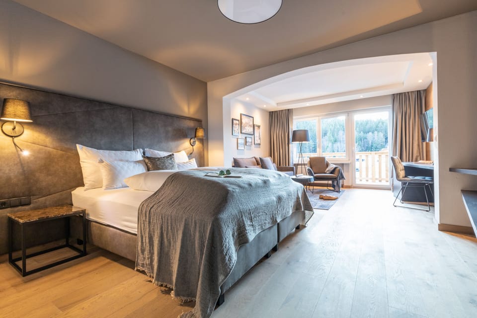 Juniorsuite | Hypo-allergenic bedding, down comforters, minibar, in-room safe