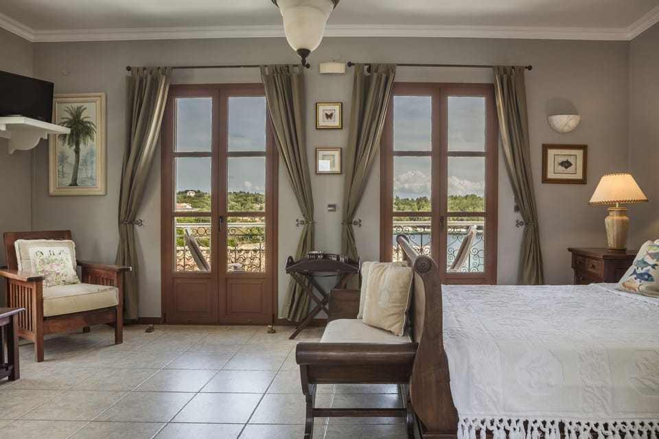 Executive Suite (No 6) | Premium bedding, pillowtop beds, in-room safe, desk