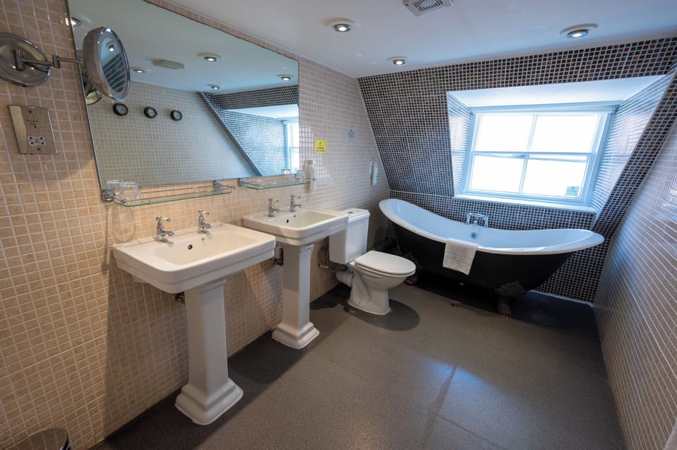 Superior Room | Bathroom | Hair dryer, towels