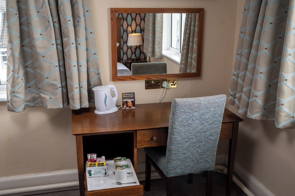 Twin Room | Desk, iron/ironing board, free cribs/infant beds, free WiFi