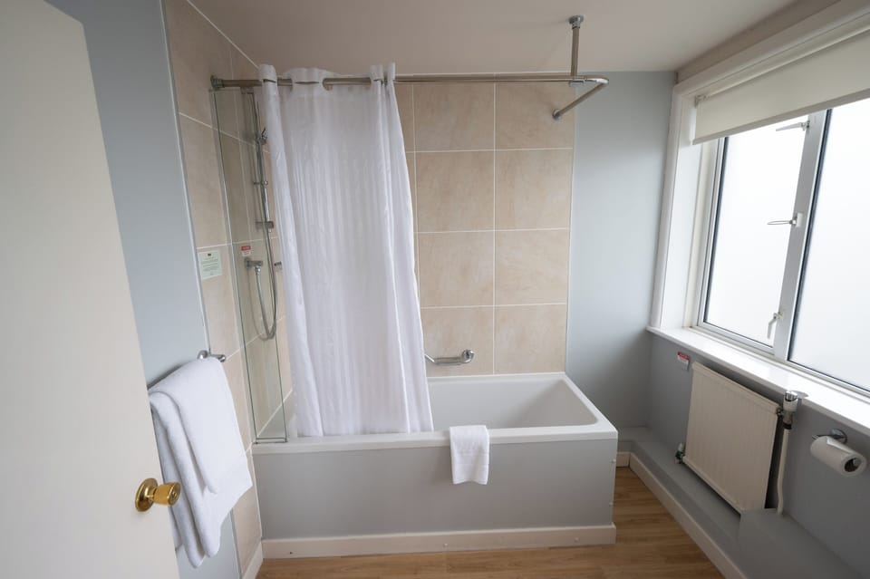 Twin Room | Bathroom | Shower, hair dryer, towels