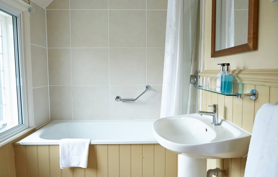Family Room sleeps 4 | Bathroom | Towels