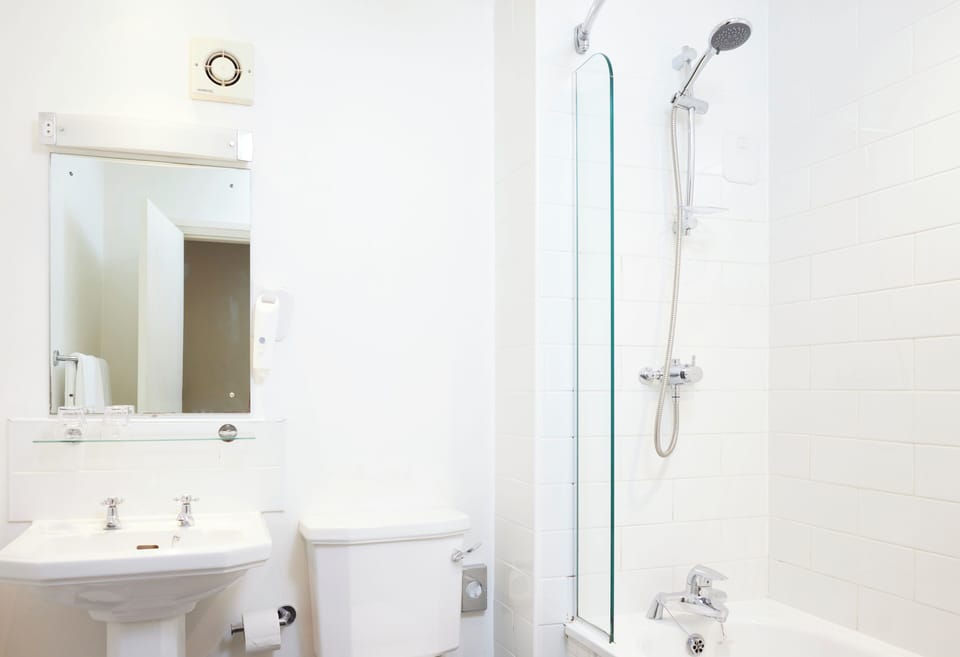 Twin Room | Bathroom | Shower, hair dryer, towels