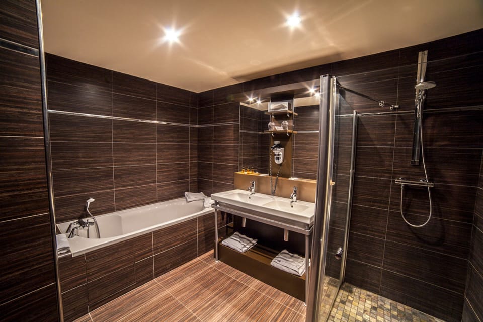 Family Room | Bathroom | Combined shower/tub, free toiletries, hair dryer, towels