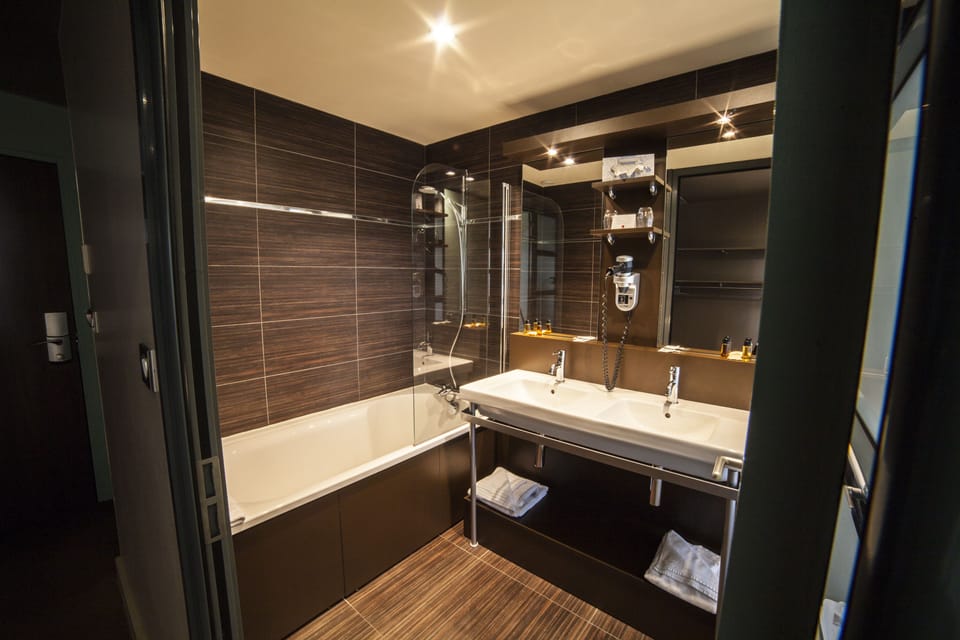 Combined shower/tub, free toiletries, hair dryer, towels