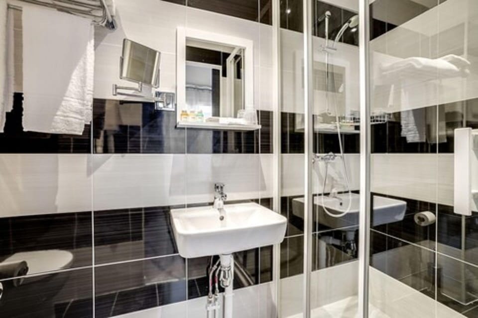 Bathroom sink