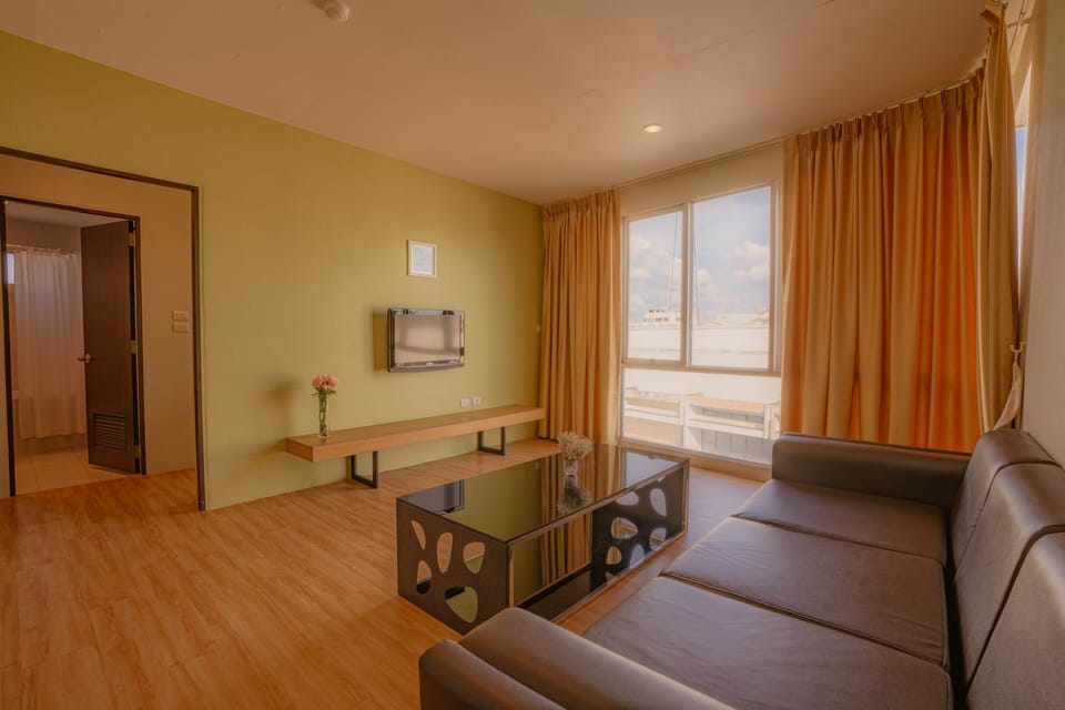 Suite, 1 King Bed | Living room | 32-inch LCD TV with cable channels, TV